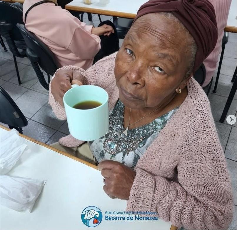 Ajude na alimentação de um idoso